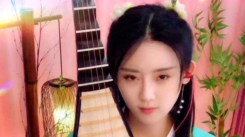 美女主播琵琶演奏《东风破