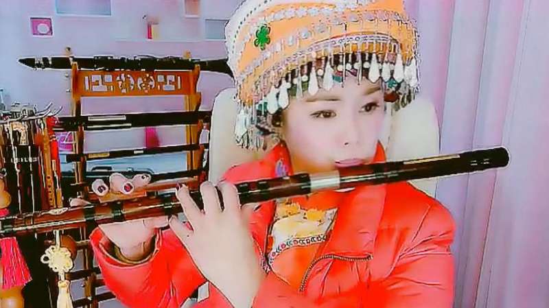 姑娘直播吹奏笛子